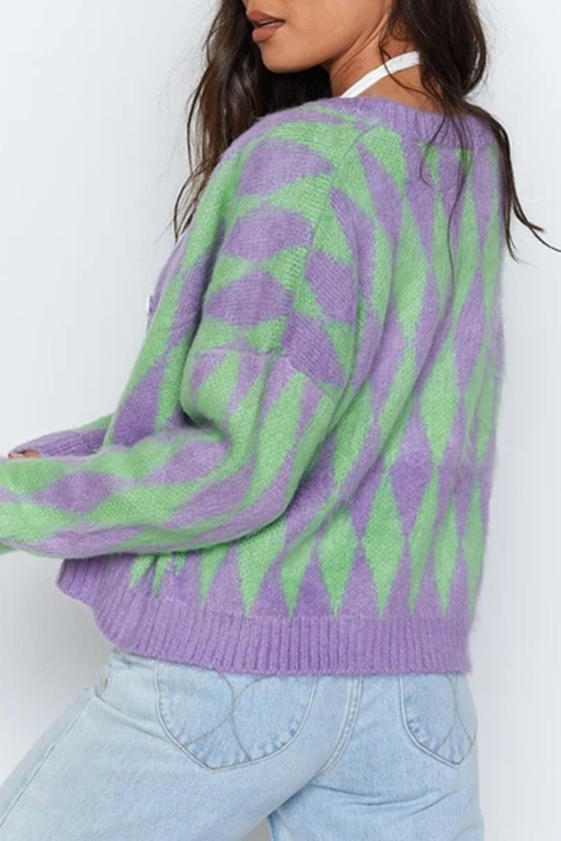 Well Tailored Sweater with a Graceful Silhouette