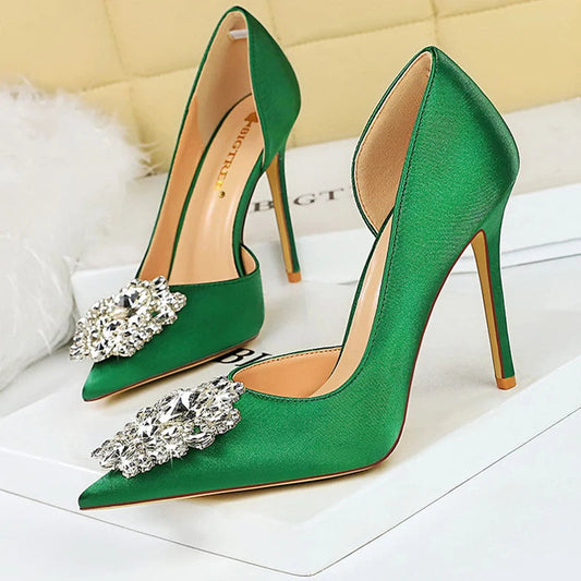 Effortlessly Elegant Heels with a Timeless Design