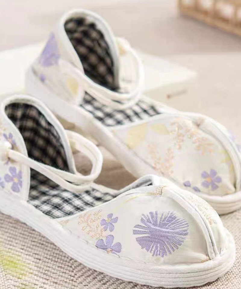 Effortlessly Elegant Shoes with a Timeless Design