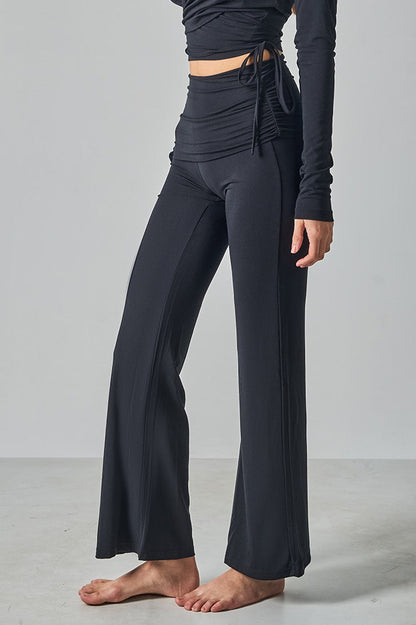 Effortlessly Elegant Pants with a Timeless Design