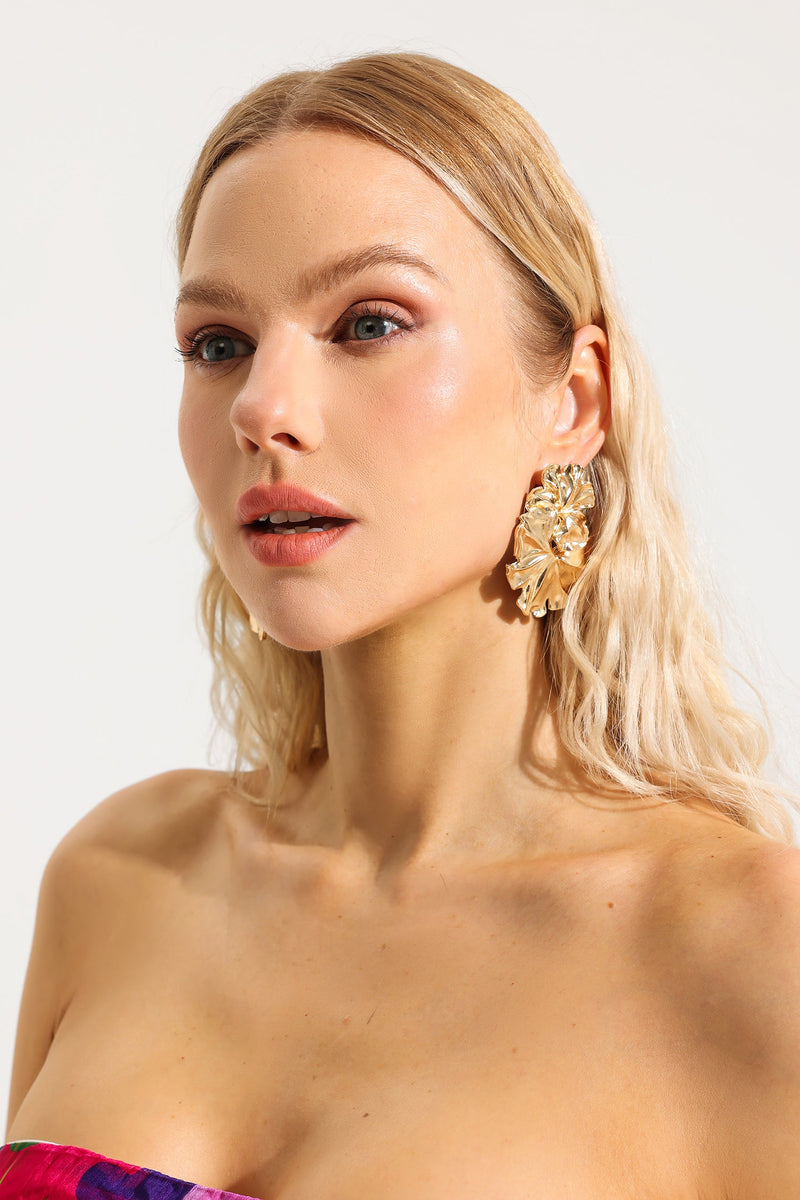 Gracefully Styled Garment for Any Occasion