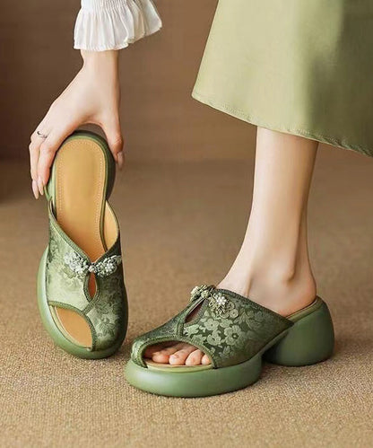 Well Tailored Sandals with a Graceful Silhouette
