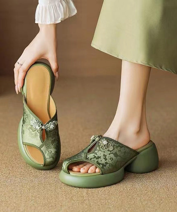 Well Tailored Sandals with a Graceful Silhouette