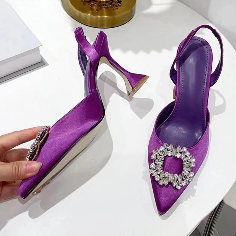 Effortlessly Elegant Heels with a Timeless Design