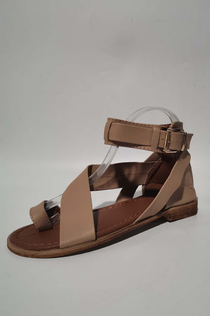 Classic Vintage Sandals with a Flattering Fit