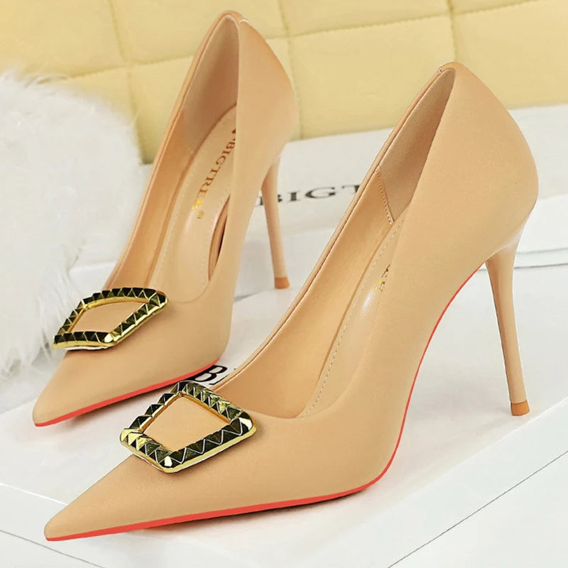 Effortlessly Elegant Shoes with a Timeless Design