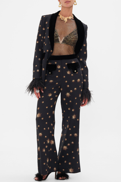 Effortlessly Elegant Pants with a Timeless Design