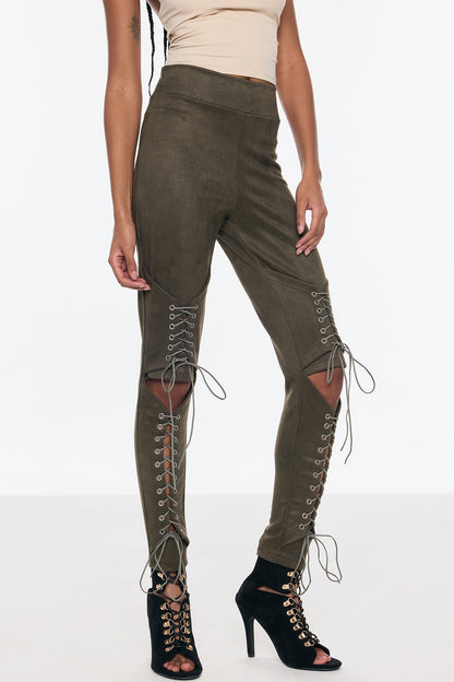 Effortlessly Elegant Pants with a Timeless Design