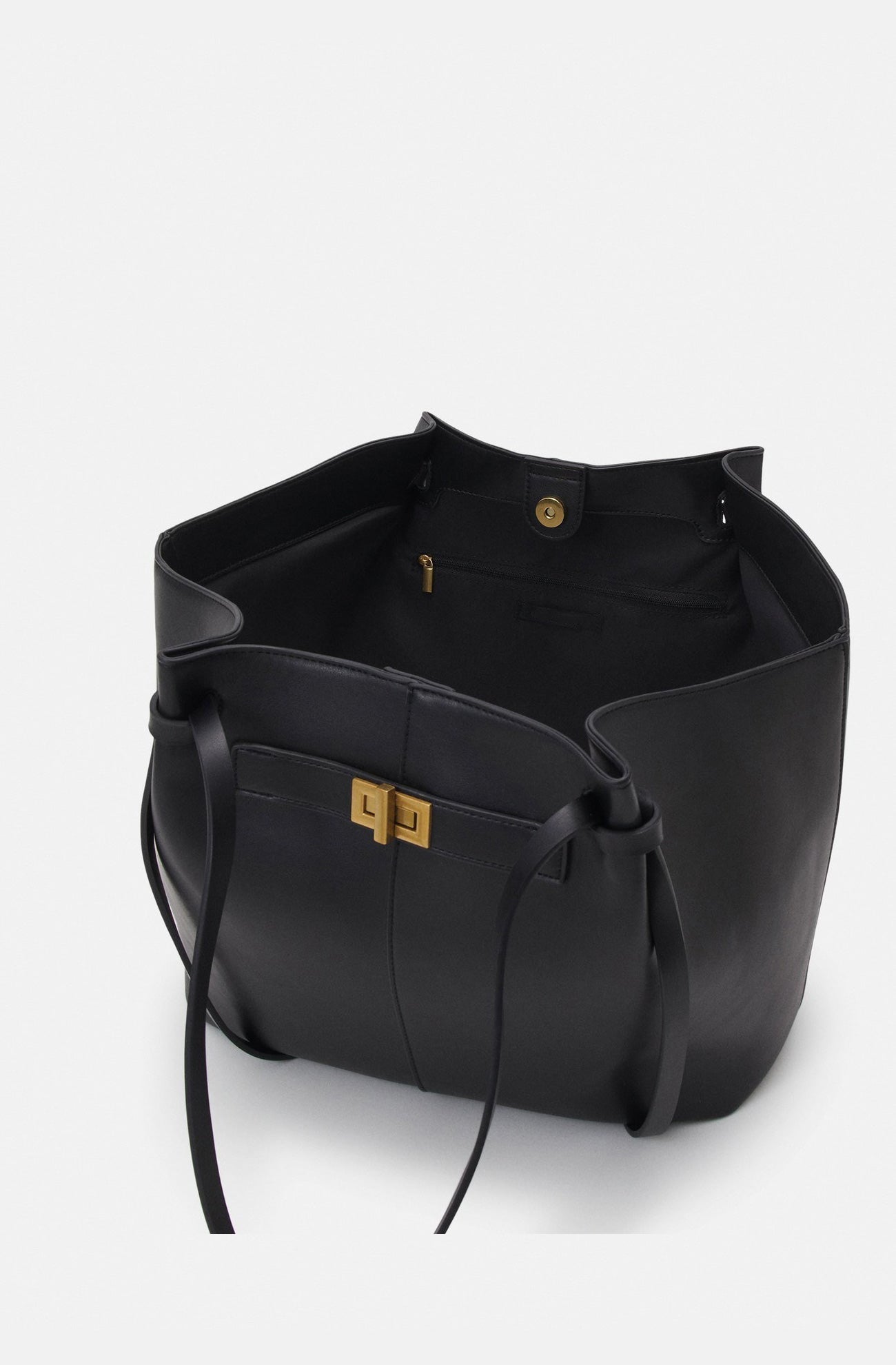 A Vintage Style Bag with Delicate Timeless Details