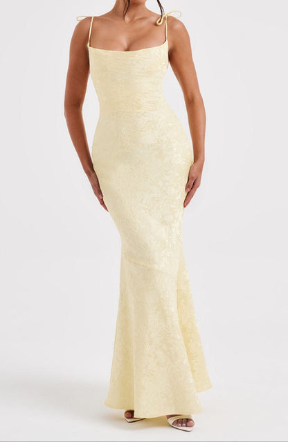 Gracefully Styled Dress for Any Occasion