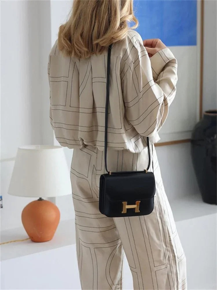 Effortlessly Elegant Pants with a Timeless Design