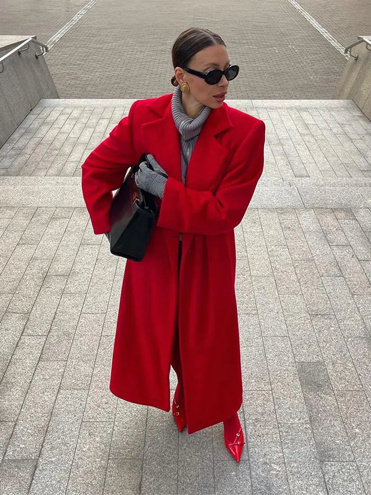 Well Tailored Coat with a Graceful Silhouette