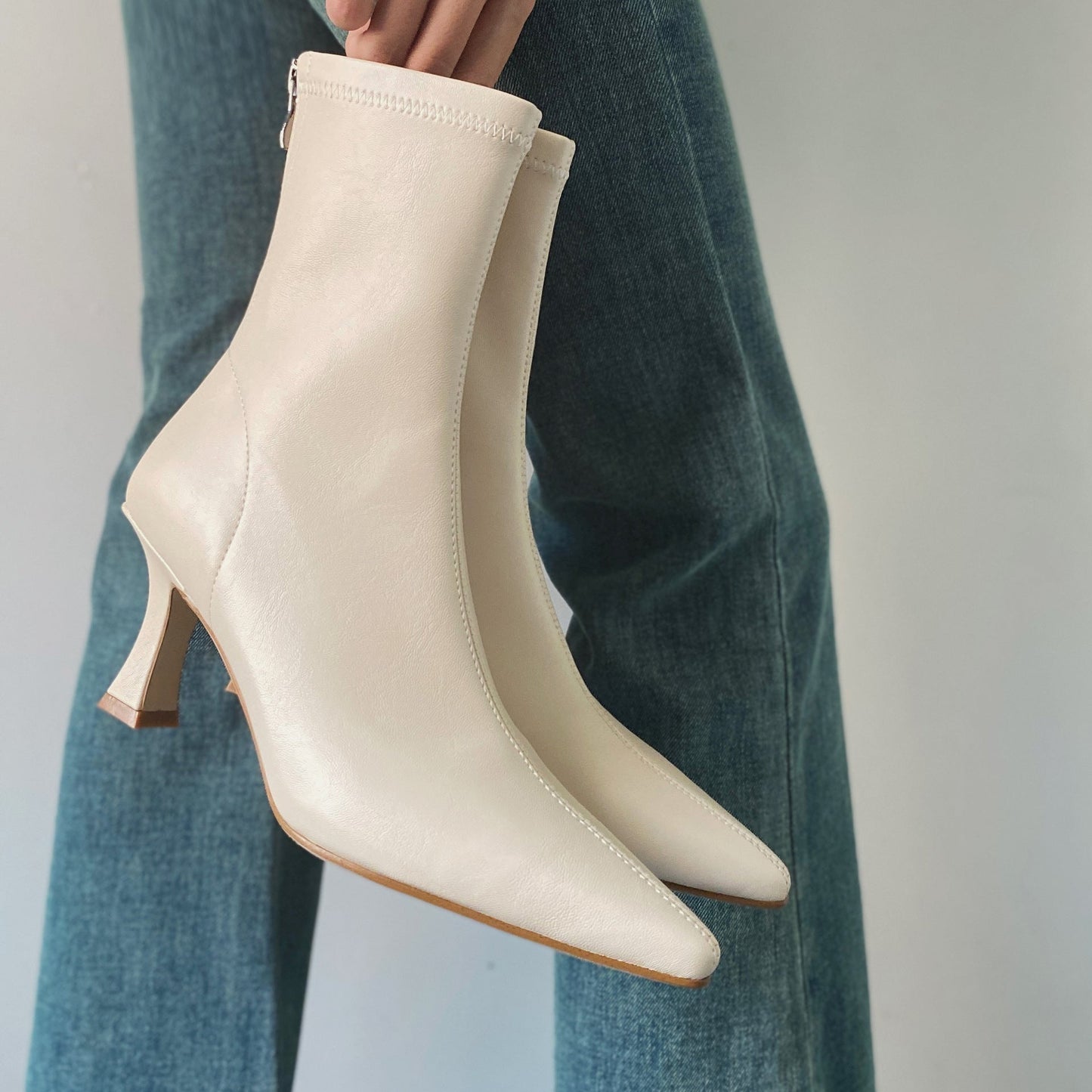 Effortlessly Elegant Boots with a Timeless Design
