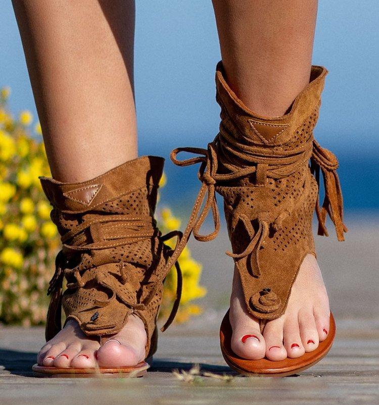 Well Tailored Sandals with a Graceful Silhouette