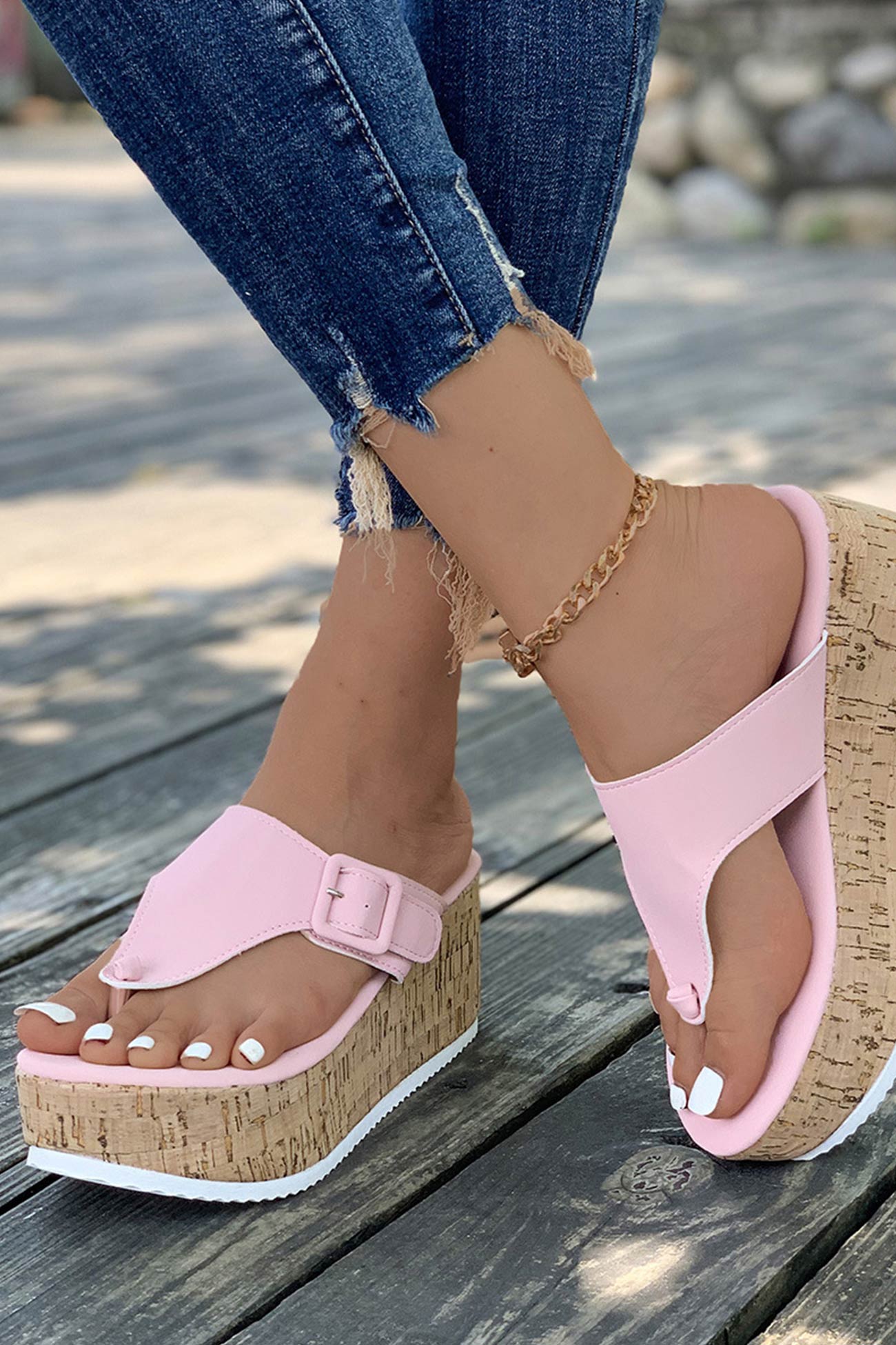 Effortlessly Elegant Sandals with a Timeless Design