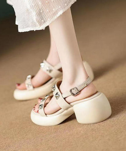 Well Tailored Sandals with a Graceful Silhouette