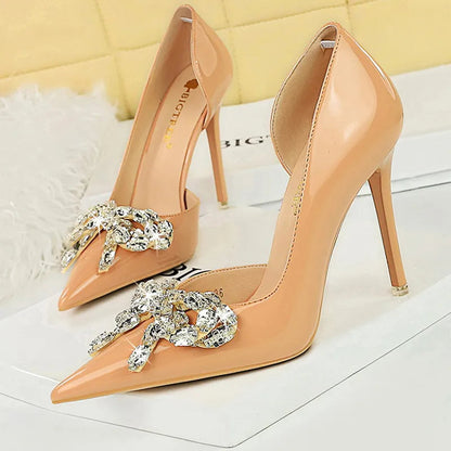 Effortlessly Elegant Heels with a Timeless Design