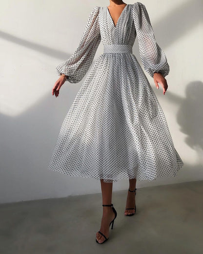 Effortlessly Elegant Dress with a Timeless Design