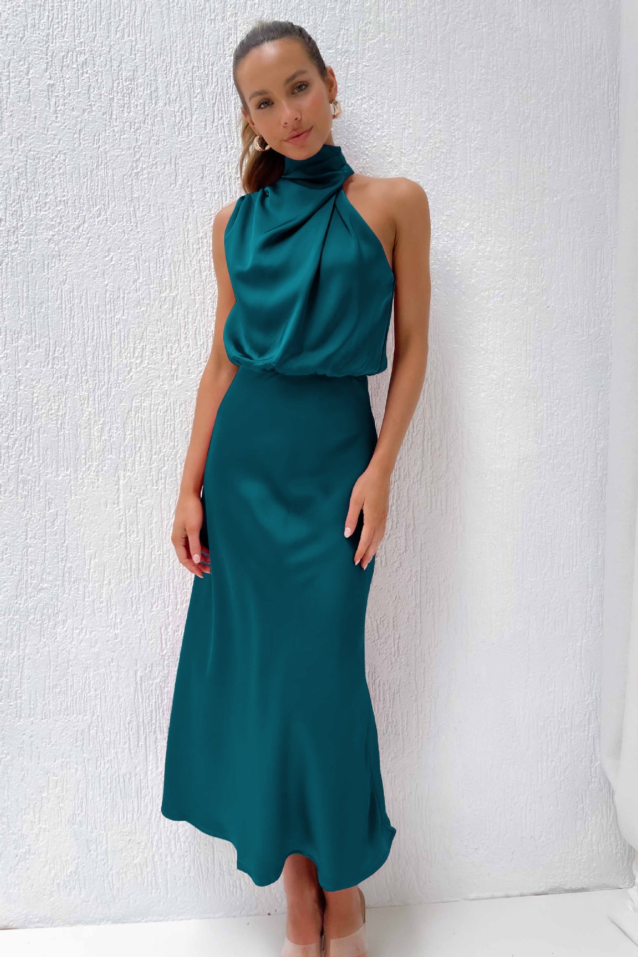 Beautifully Finished Dress in a Timeless Design