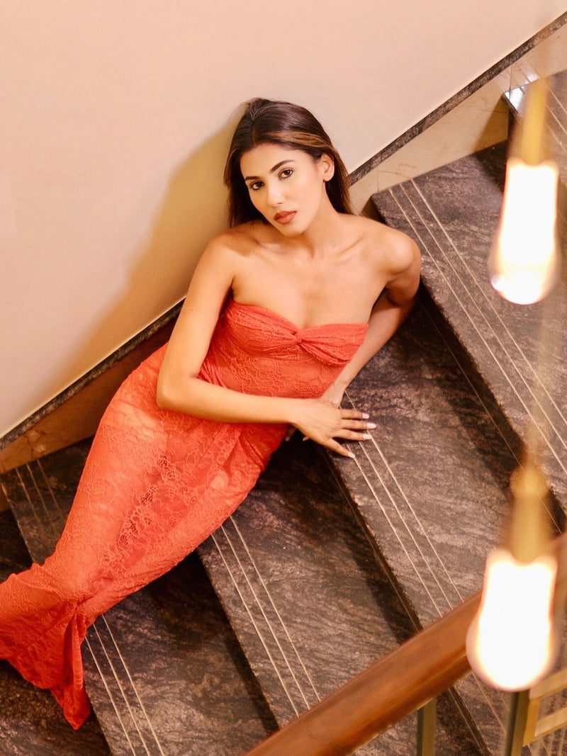 Beautifully Finished Dress in a Timeless Design