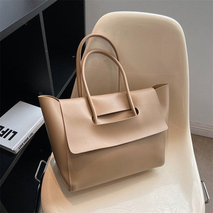 Well Tailored Bag with a Graceful Silhouette