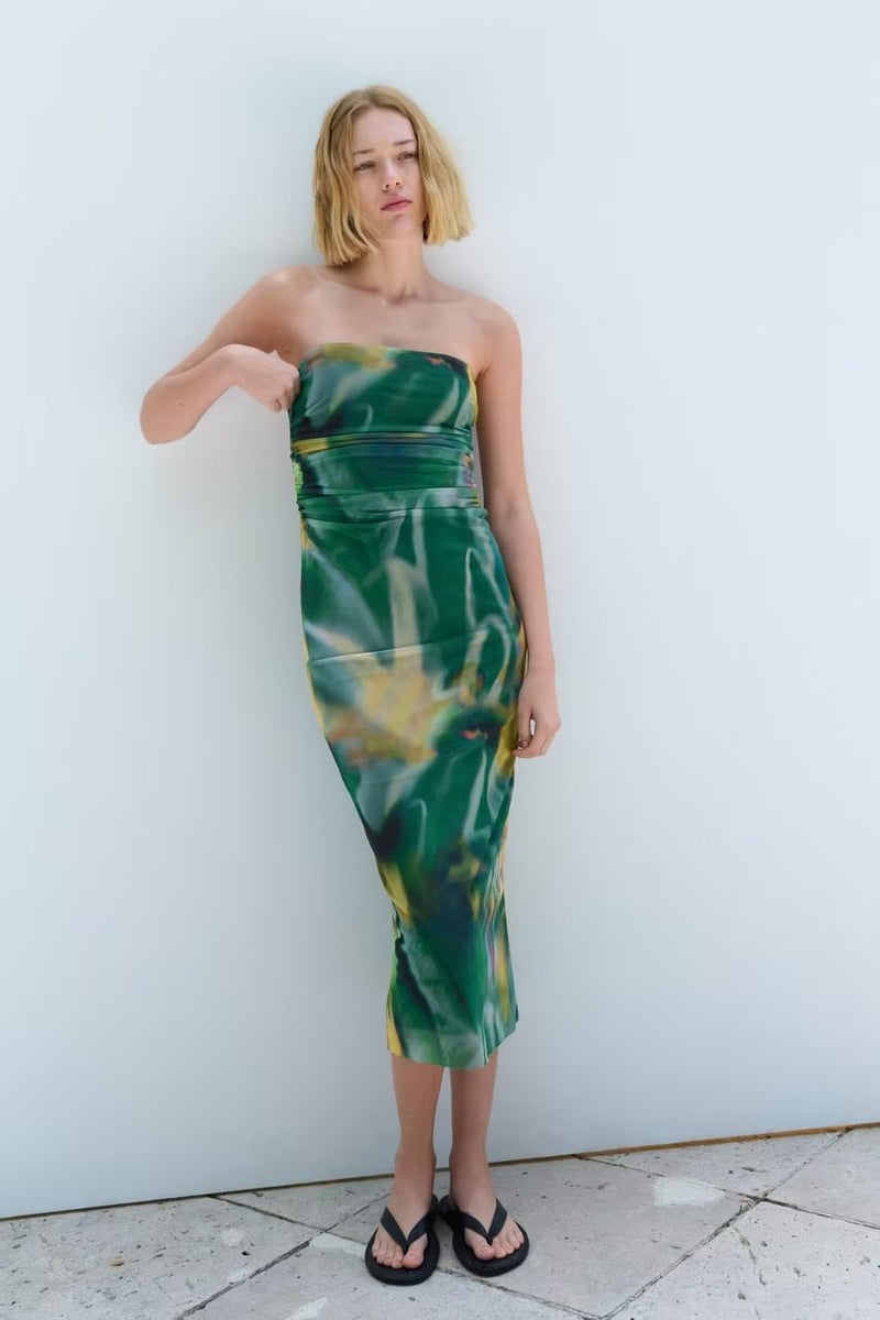 Beautifully Finished Dress in a Timeless Design