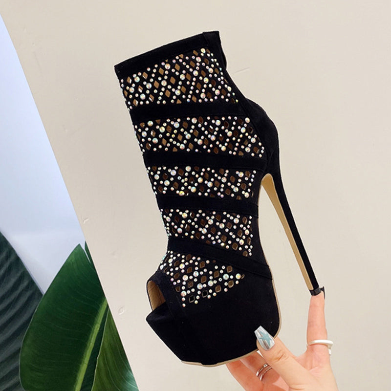 Effortlessly Elegant Boots with a Timeless Design