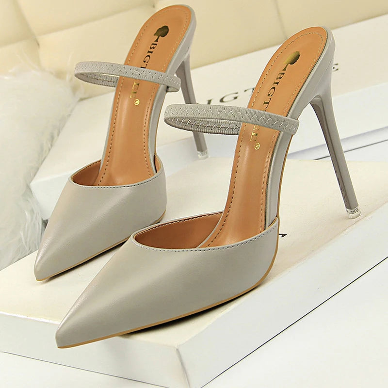 Effortlessly Elegant Heels with a Timeless Design