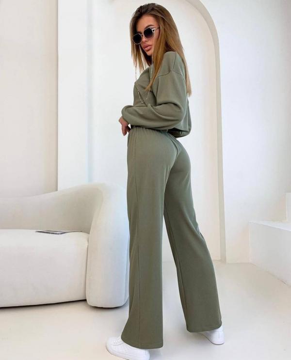 Effortlessly Elegant Trousers with a Timeless Design