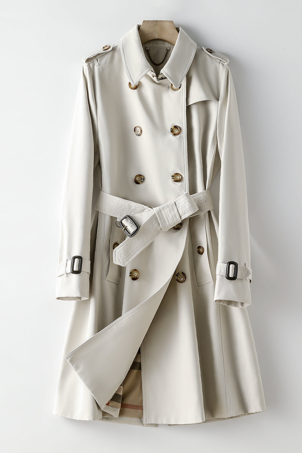 Well Tailored Coat with a Graceful Silhouette