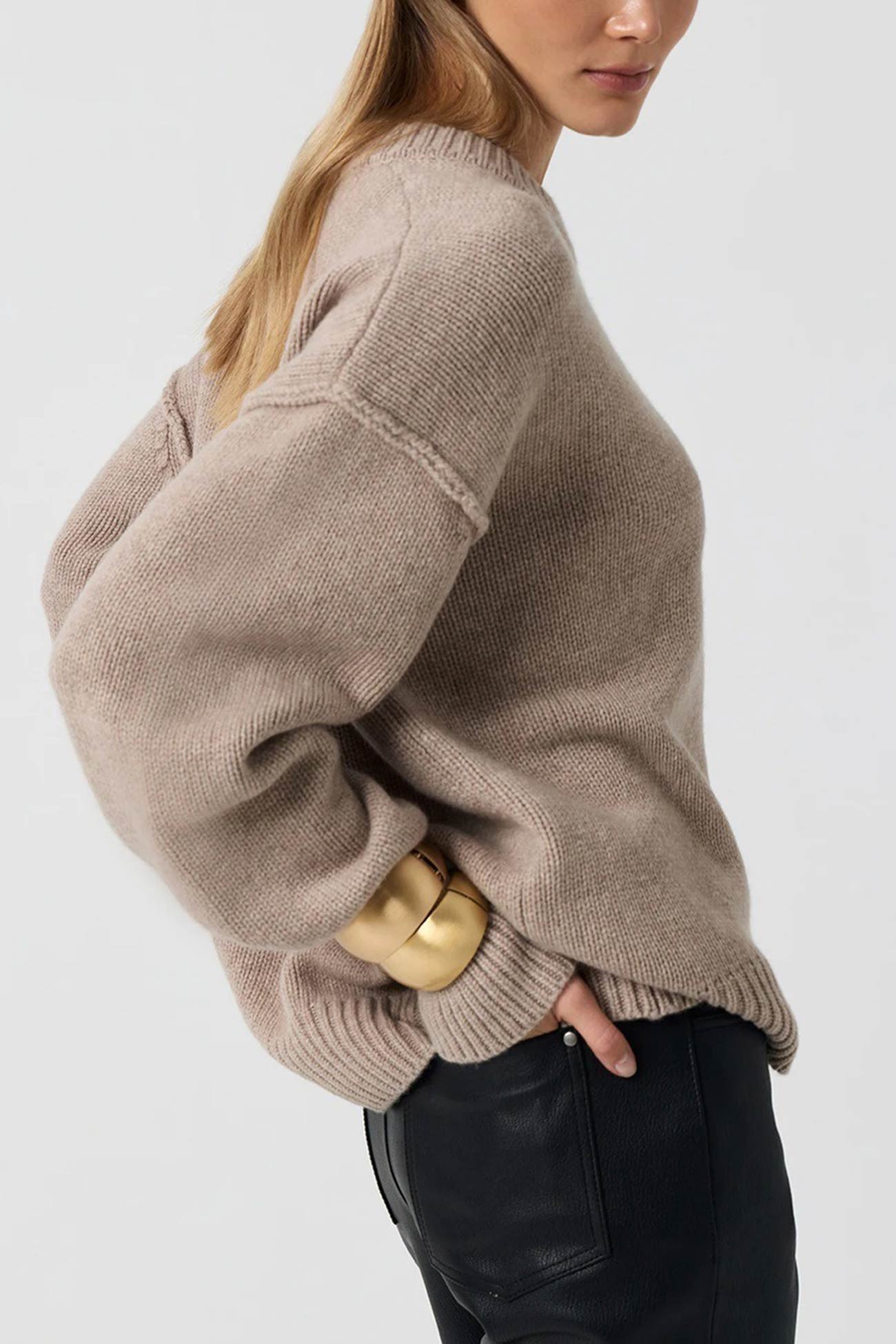 Well Tailored Sweater with a Graceful Silhouette