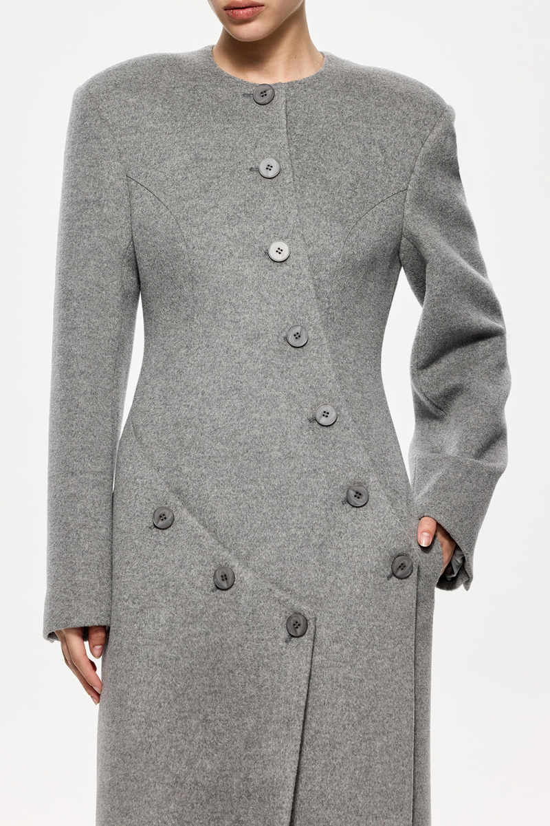 Well Tailored Coat with a Graceful Silhouette