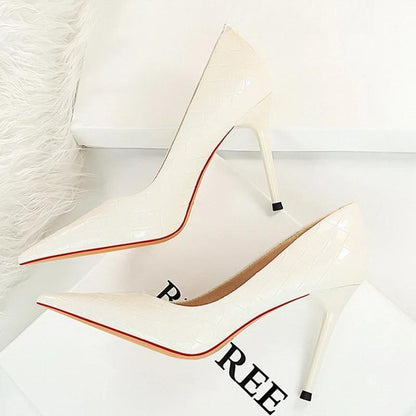 Effortlessly Elegant Heels with a Timeless Design