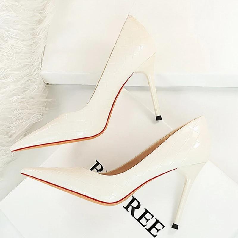 Effortlessly Elegant Heels with a Timeless Design