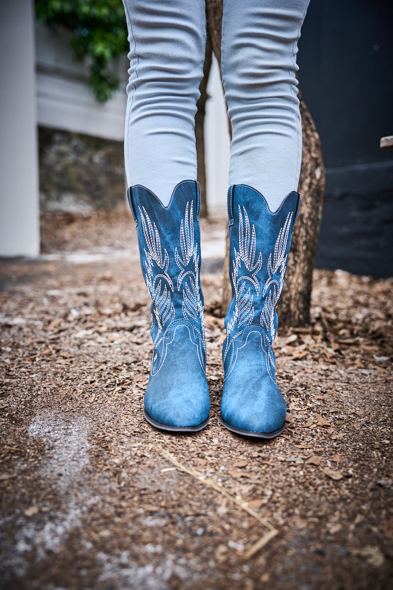 Effortlessly Elegant Boots with a Timeless Design