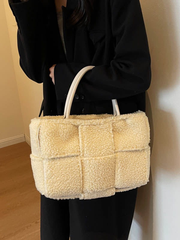 Gracefully Styled Bag for Any Occasion