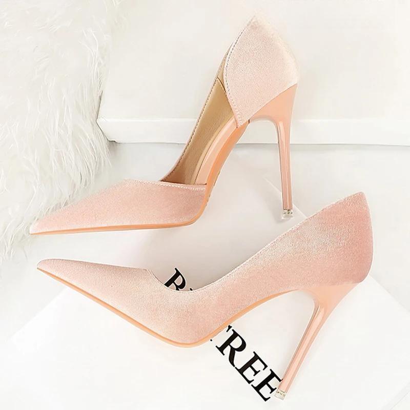 Classic Vintage Shoes with a Flattering Fit