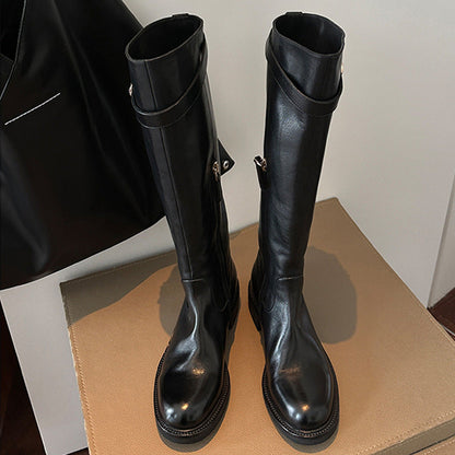 Effortlessly Elegant Boots with a Timeless Design