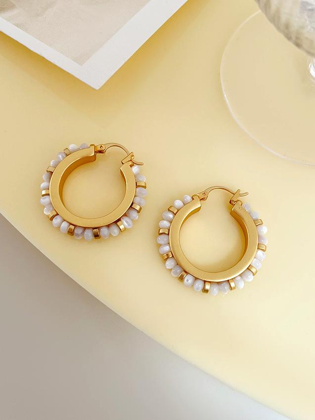 Effortlessly Elegant Garment with a Timeless Design