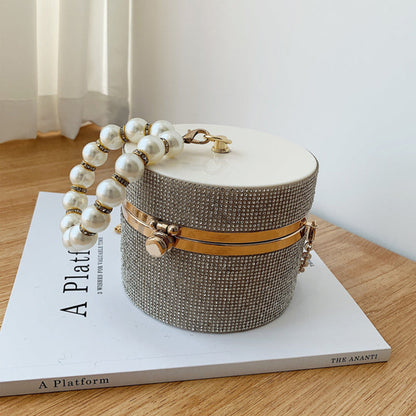 Well Tailored Bag with a Graceful Silhouette