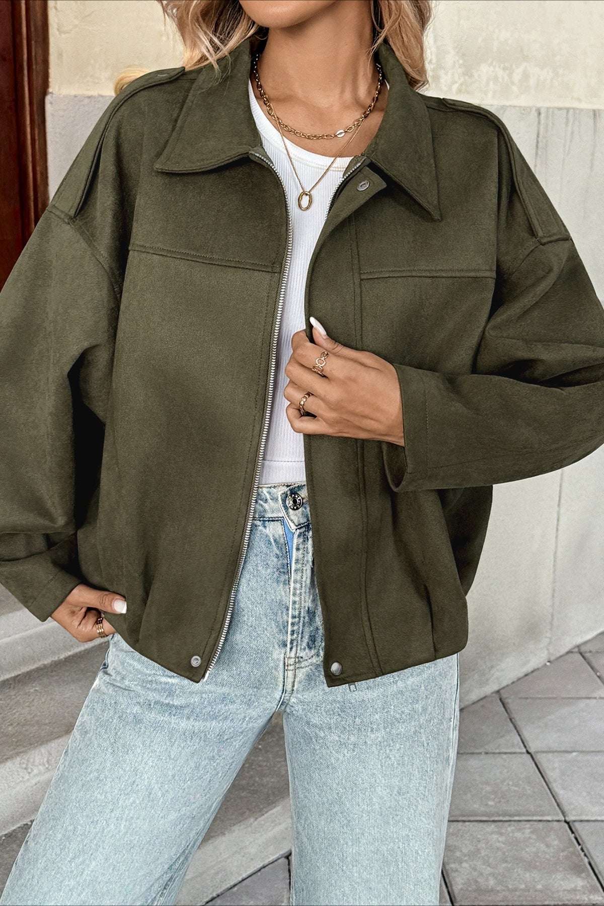 Effortlessly Elegant Jacket with a Timeless Design