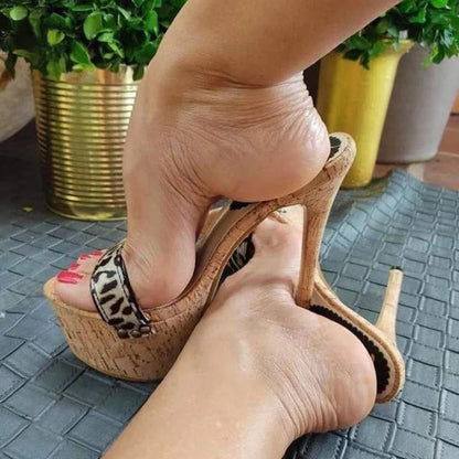 Effortlessly Elegant Sandals with a Timeless Design