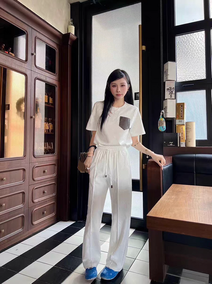 Effortlessly Elegant Pants with a Timeless Design