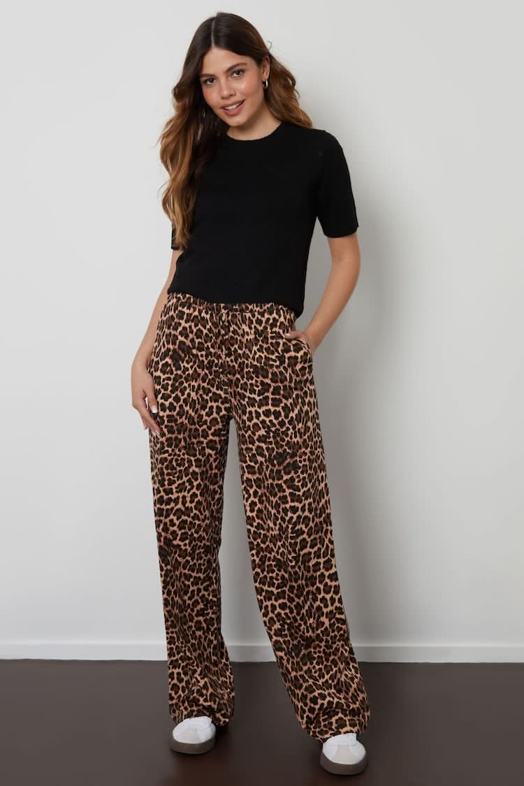 Well Tailored Pants with a Graceful Silhouette