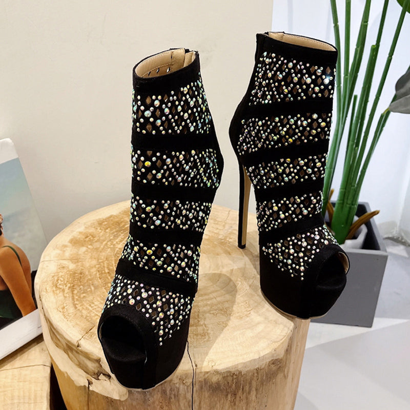 Effortlessly Elegant Boots with a Timeless Design