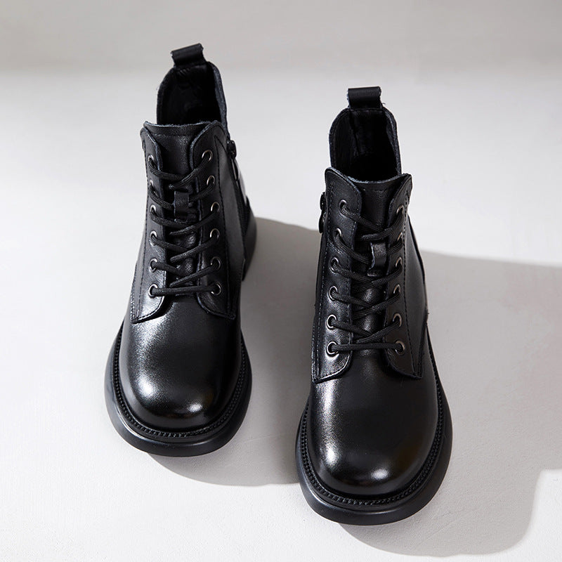Effortlessly Elegant Boots with a Timeless Design