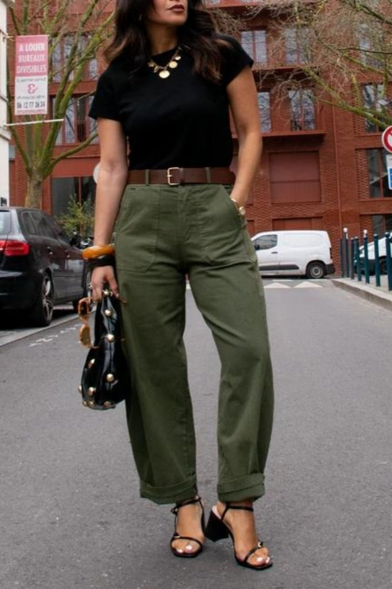 Effortlessly Elegant Pants with a Timeless Design