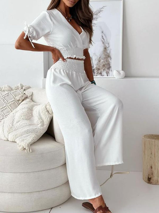 Effortlessly Elegant Pants with a Timeless Design