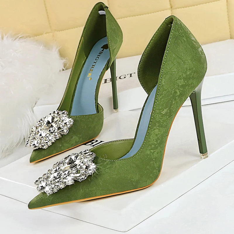 Well Tailored Heels with a Graceful Silhouette