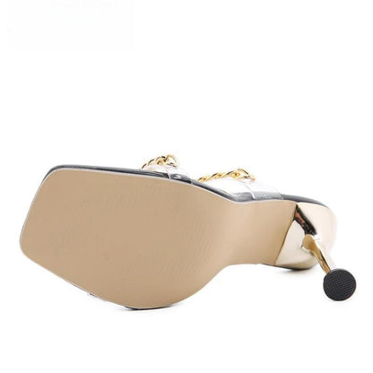Effortlessly Elegant Garment with a Timeless Design